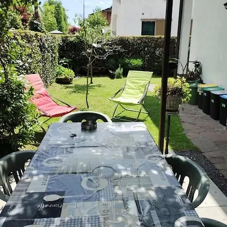 With Garden For 4 5 People דירה